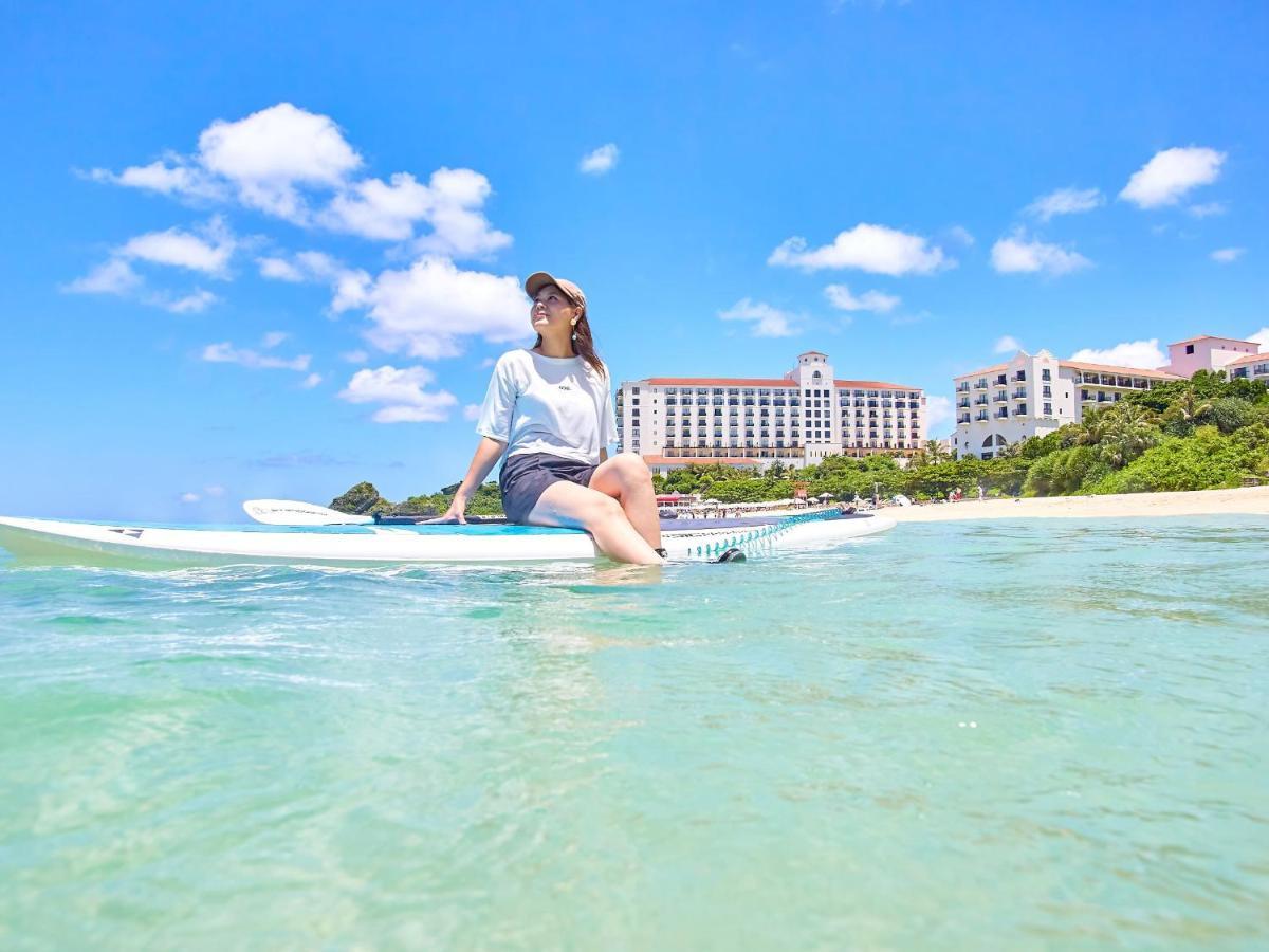 Hotel Nikko Alivila Yomitan Dış mekan fotoğraf A woman on a stand-up paddle board in Okinawa, Japan