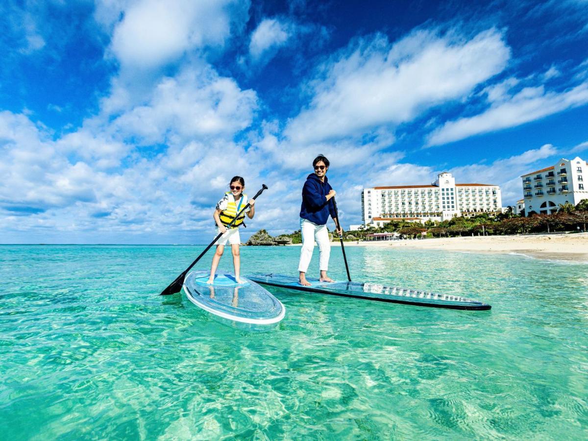 Hotel Nikko Alivila Yomitan Dış mekan fotoğraf Stand-up paddleboarding in Okinawa, Japan