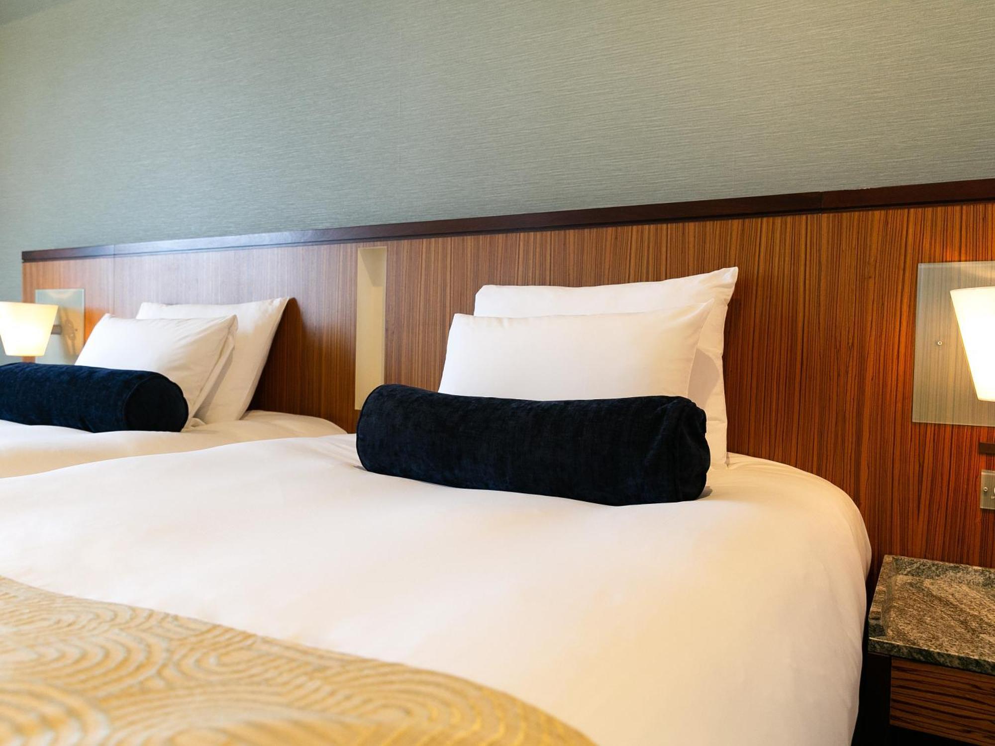Hotel Nikko Alivila Yomitan Dış mekan fotoğraf A bed with a bolster